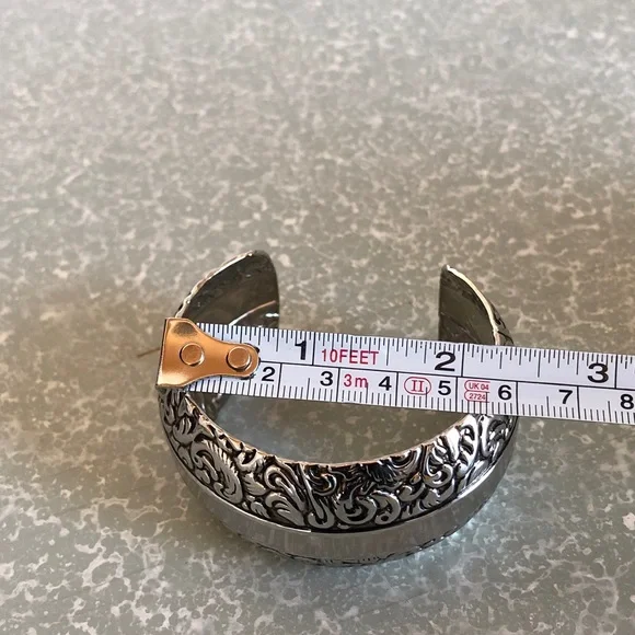 Embossed Silver cuff bracelet - Picture 3 of 6